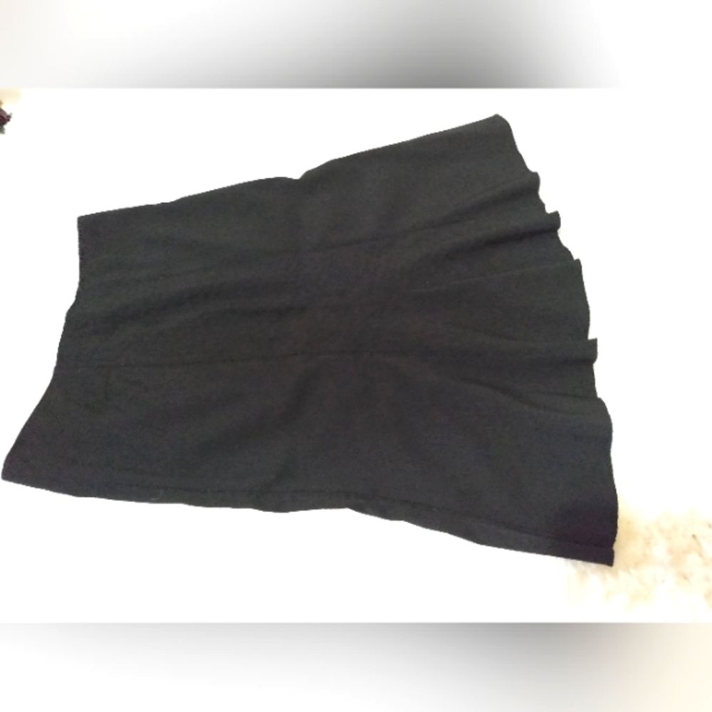 La Belle woman's size 7 black midi skirt